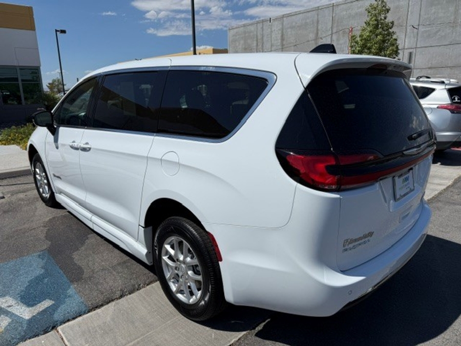 White Chrysler Pacifica image number 2