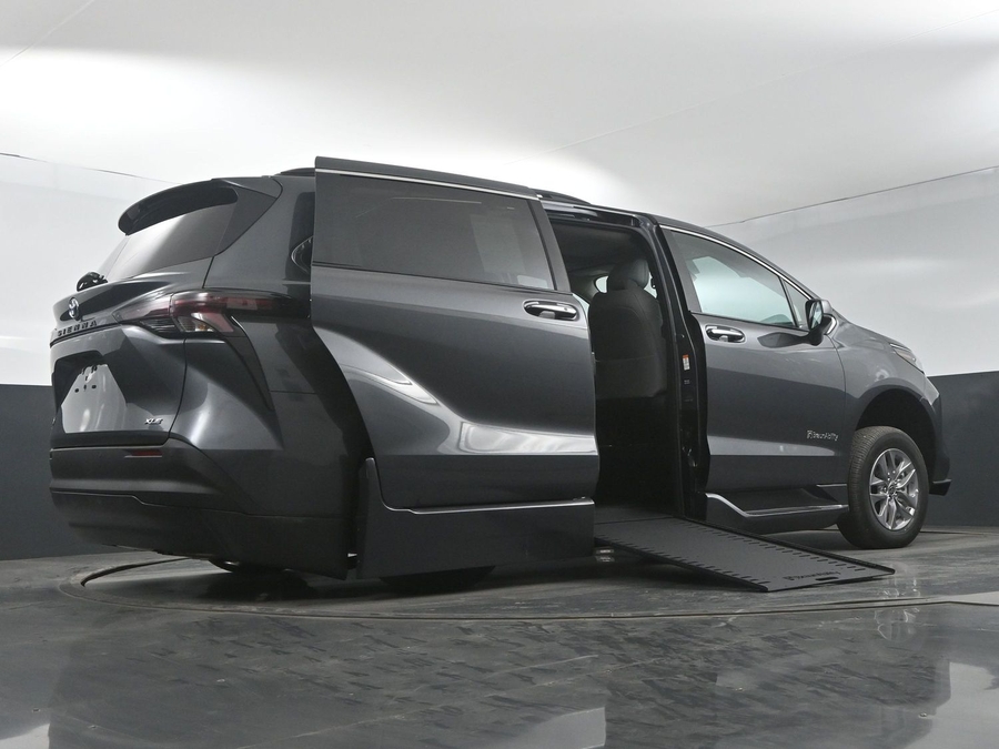 New 2025 Toyota Sienna Hybrid XLE Plus - BraunAbility Side Entry Entry In Floor Automatic Ramp