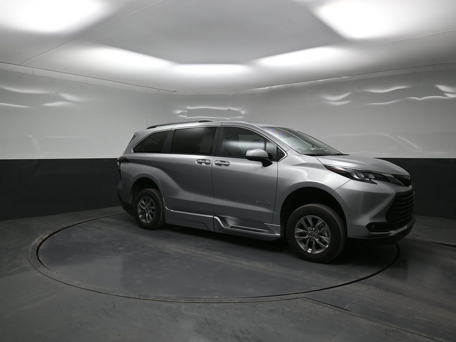 New 2025 Toyota Sienna Hybrid XLE Plus - BraunAbility Side Entry Entry In Floor Automatic Ramp