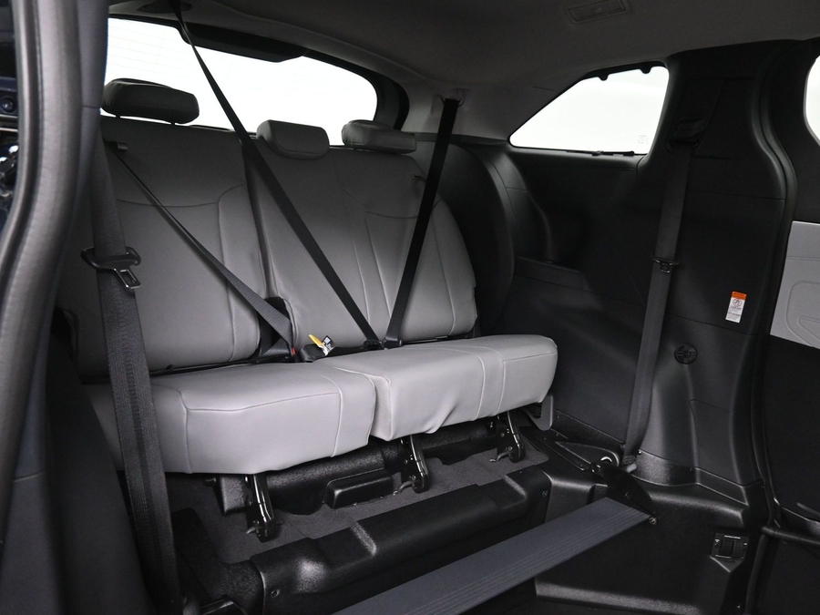 Blue Toyota Sienna image number 1