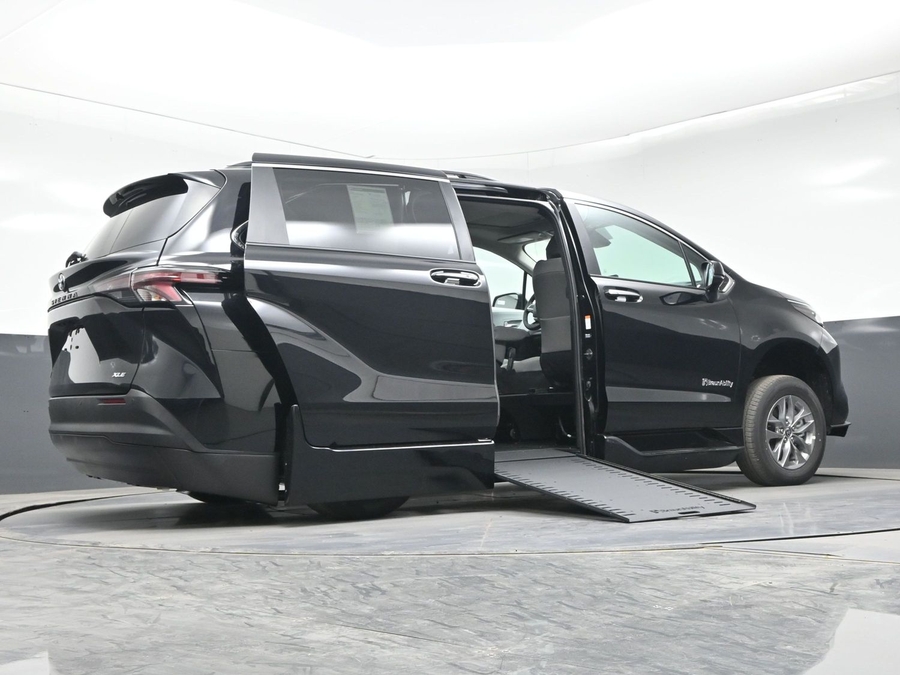 Black Toyota Sienna image number 18