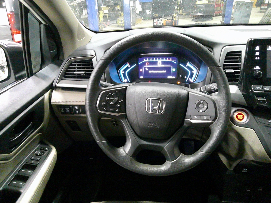 White Honda Odyssey image number 15