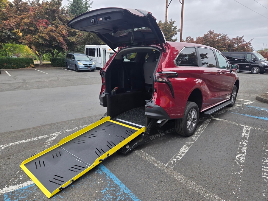 New 2026 Toyota Sienna Hybrid LE - Vantage Mobility Rear Entry Fold Out Manual Ramp