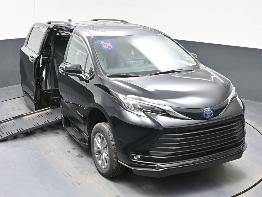 Black Toyota Sienna image number 22