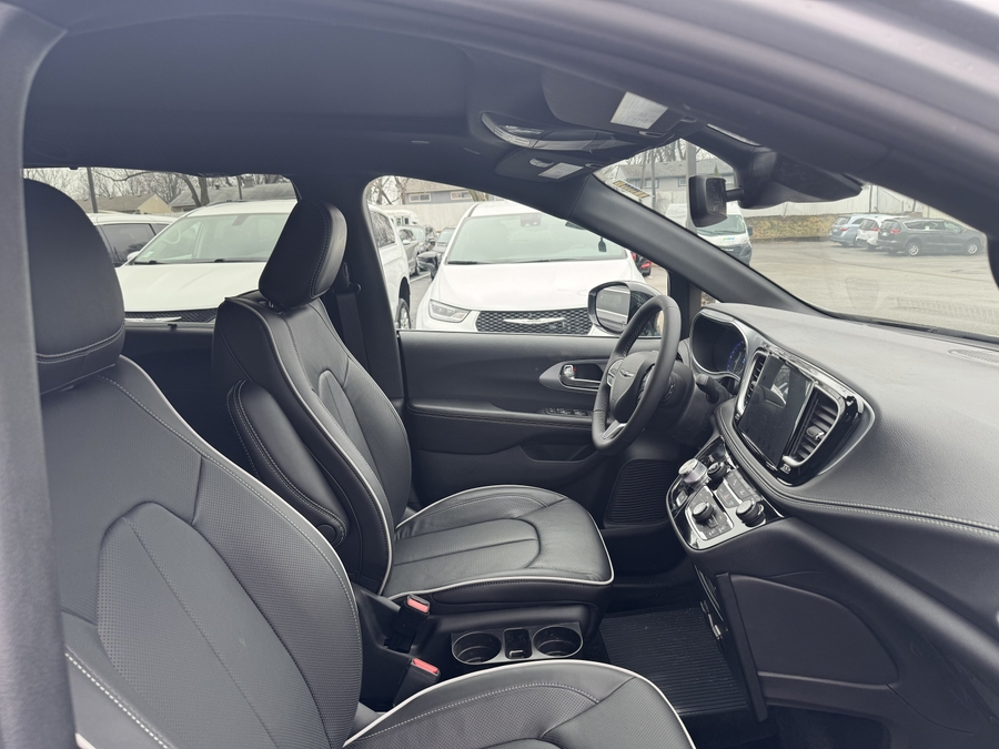 Silver Chrysler Pacifica image number 12