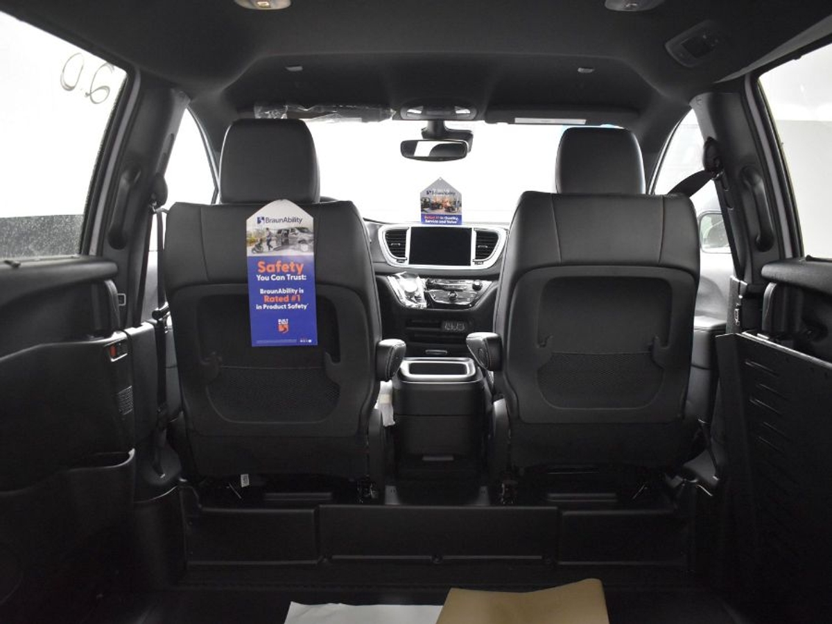 2025 CHRYSLER VOYAGER - Image 15