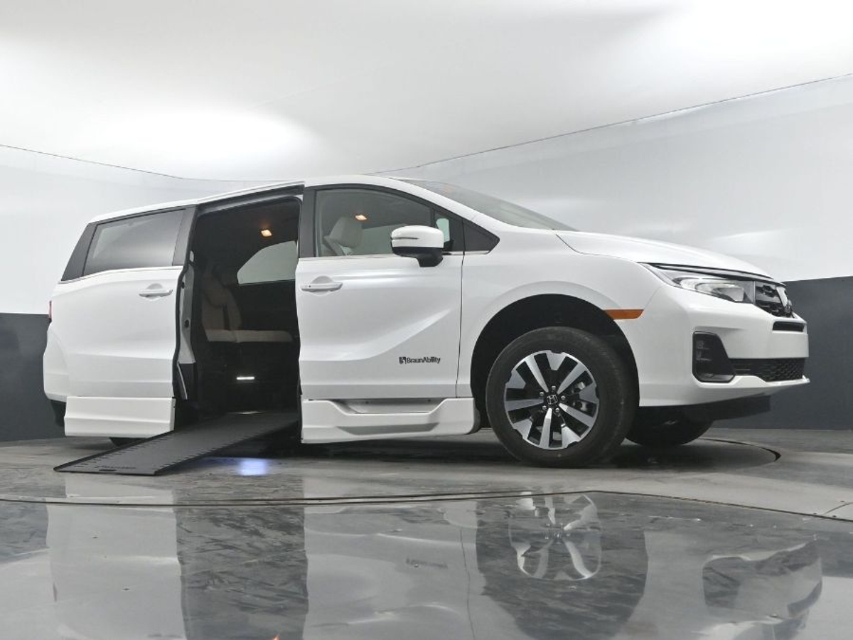 White Honda Odyssey image number 17