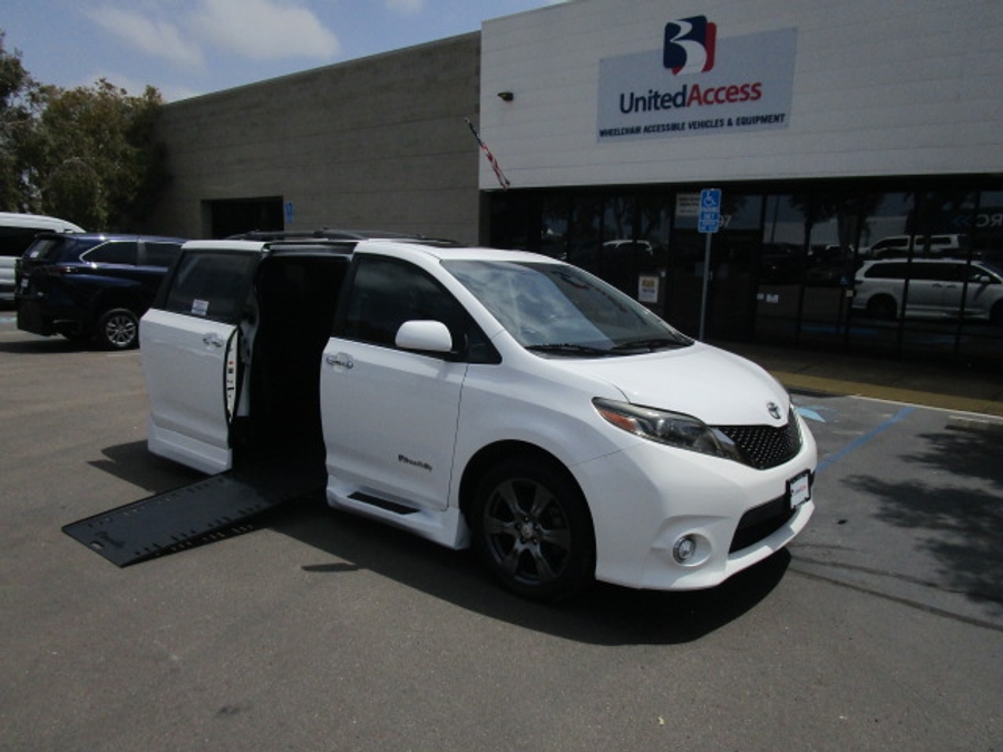 Used 2017 Toyota Sienna SE - BraunAbility Side Entry Entry In Floor Automatic Ramp