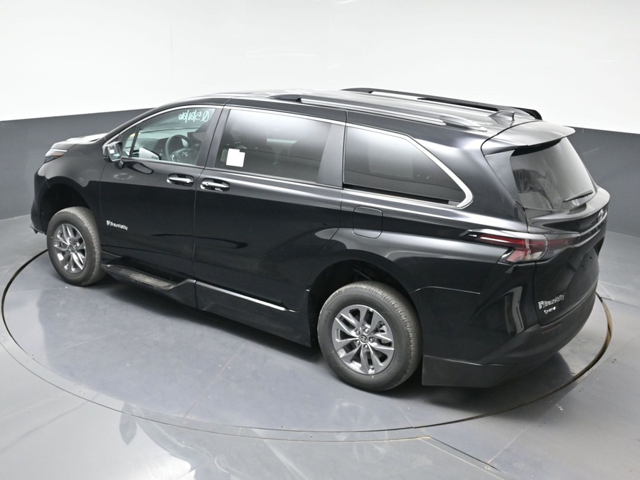 Black Toyota Sienna image number 21