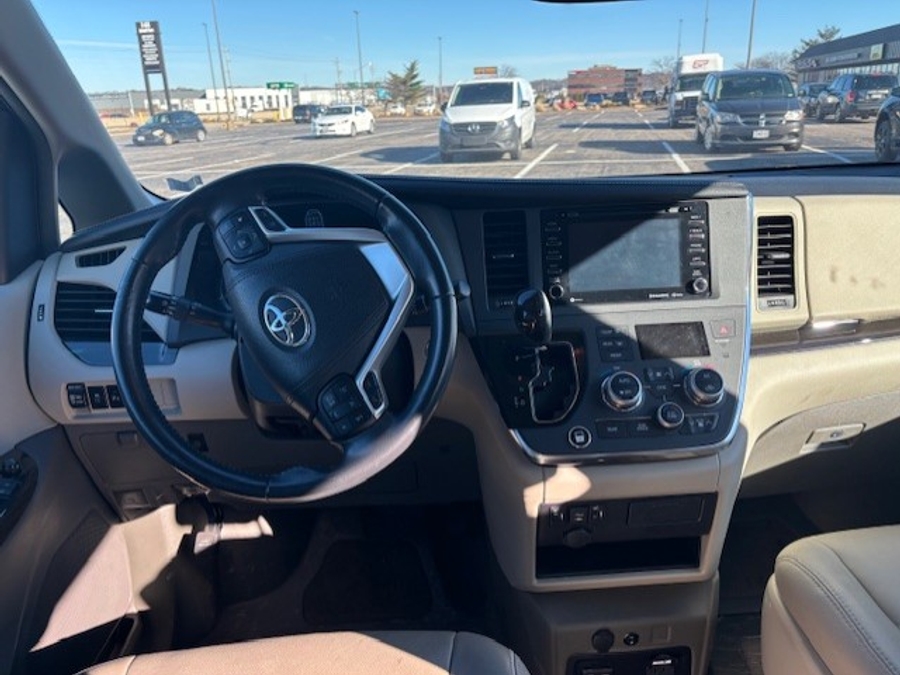 Used 2018 Toyota Sienna XLE Base - BraunAbility Side Entry Entry Fold Out Automatic Ramp