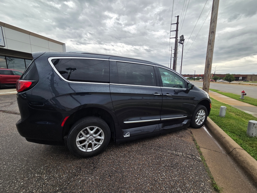 CHRYSLER PACIFICA with Side Entry Automatic In Floor ramp