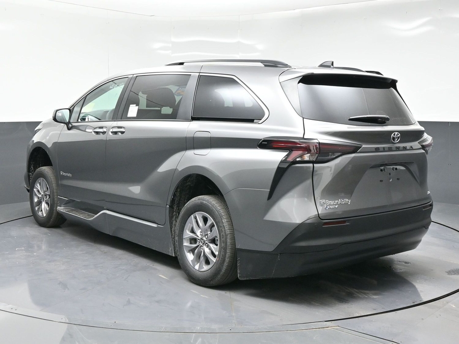 Grey Toyota Sienna image number 4