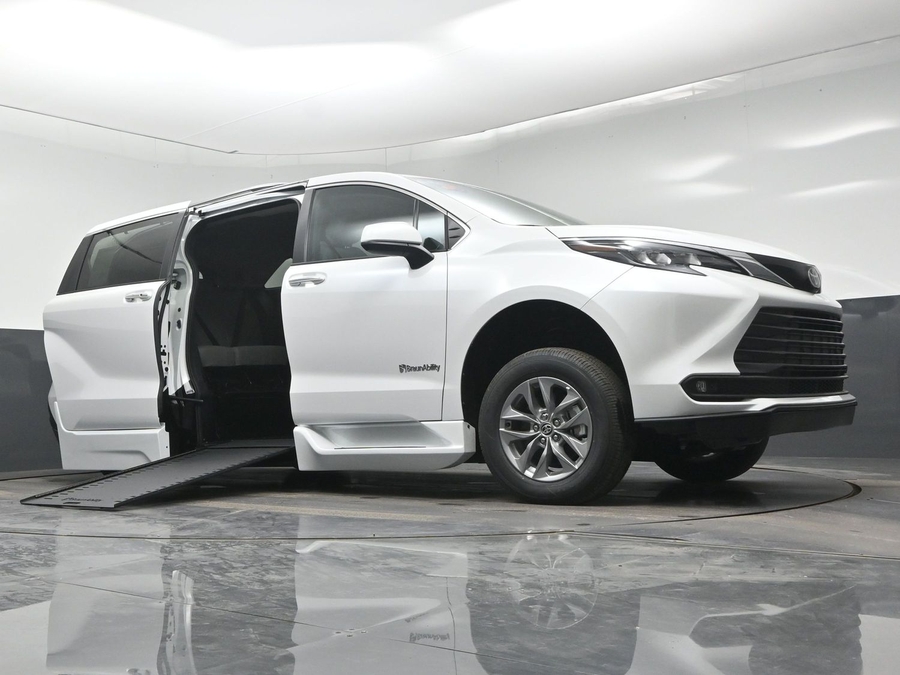 New 2026 Toyota Sienna Hybrid XLE Add - BraunAbility Side Entry In Floor Automatic Ramp