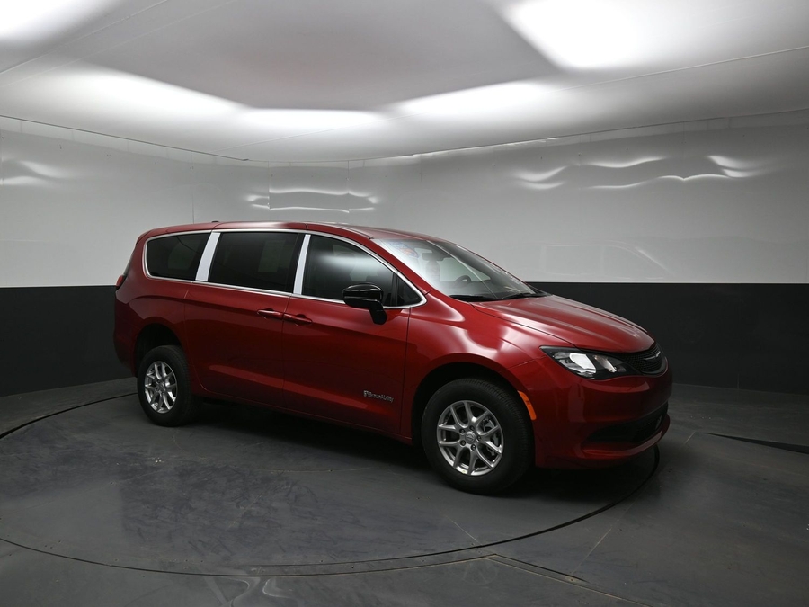 Red Chrysler Voyager image number 16