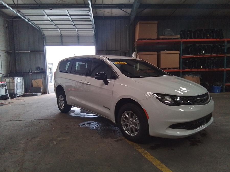 White Chrysler Voyager image number 4