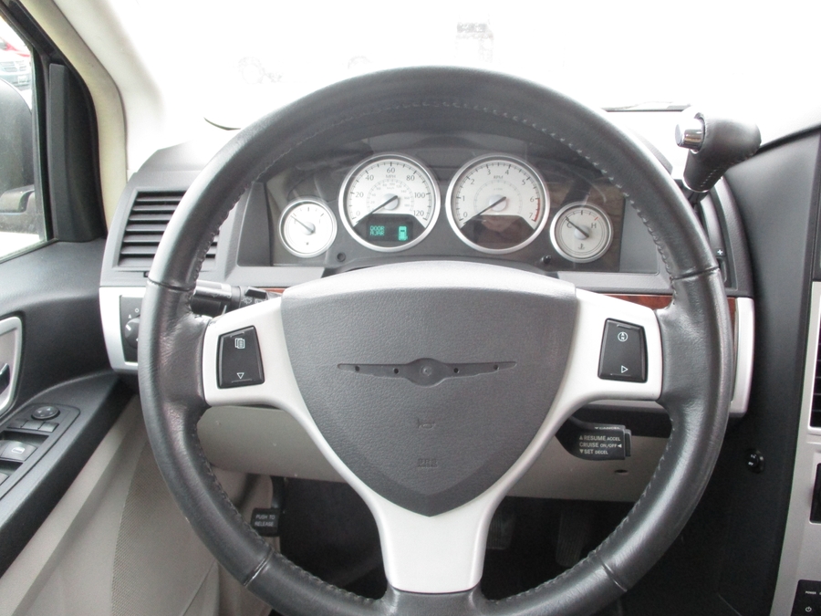 2010 CHRYSLER TOWN AND COUNTRY - Image 16