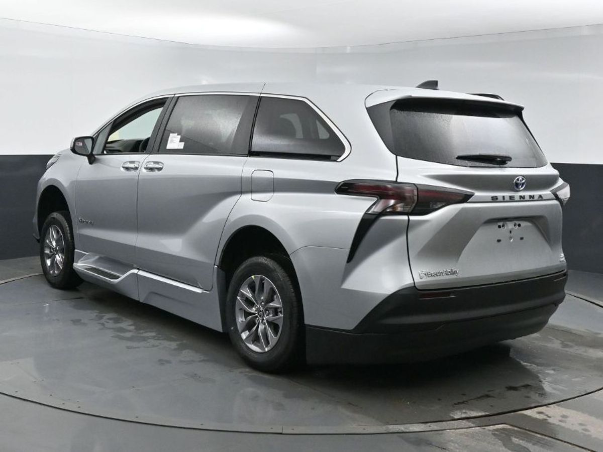 Silver Toyota Sienna image number 5