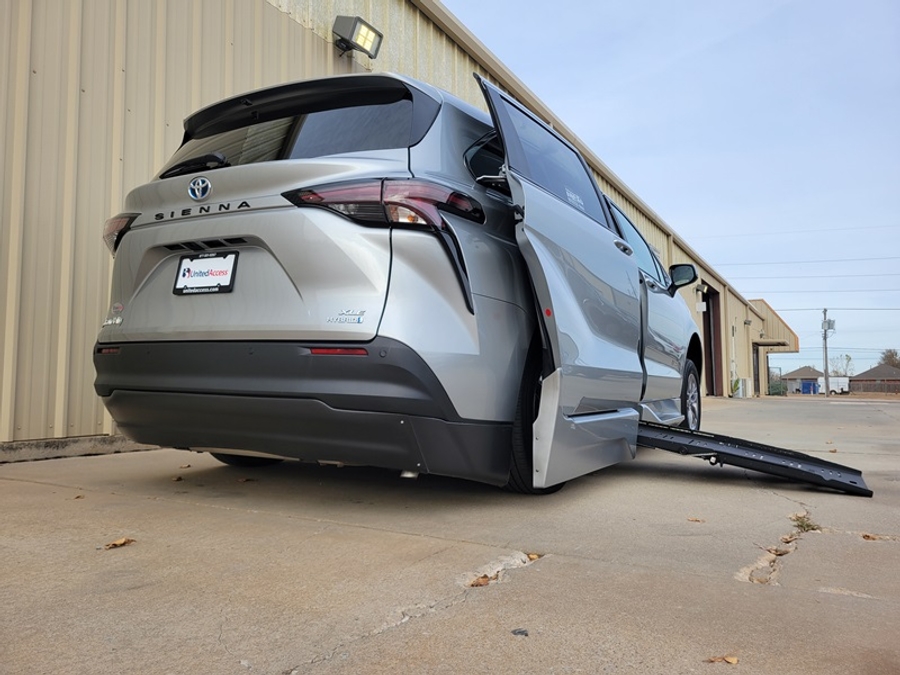 Used 2024 Toyota Sienna Hybrid XLE Plus - BraunAbility Side Entry Entry Fold Out Automatic Ramp