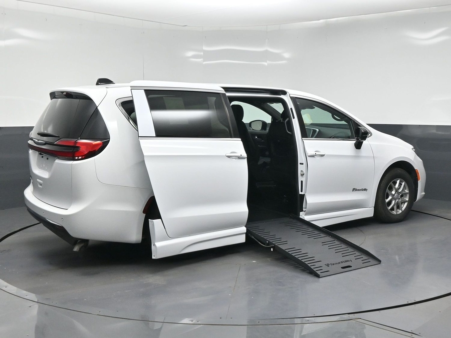 White Chrysler Pacifica image number 6