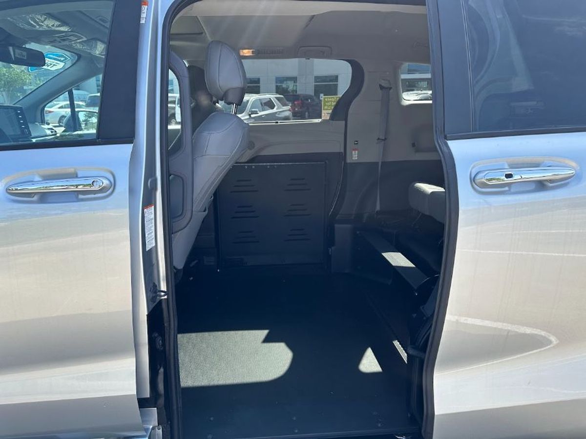 Silver Toyota Sienna image number 7