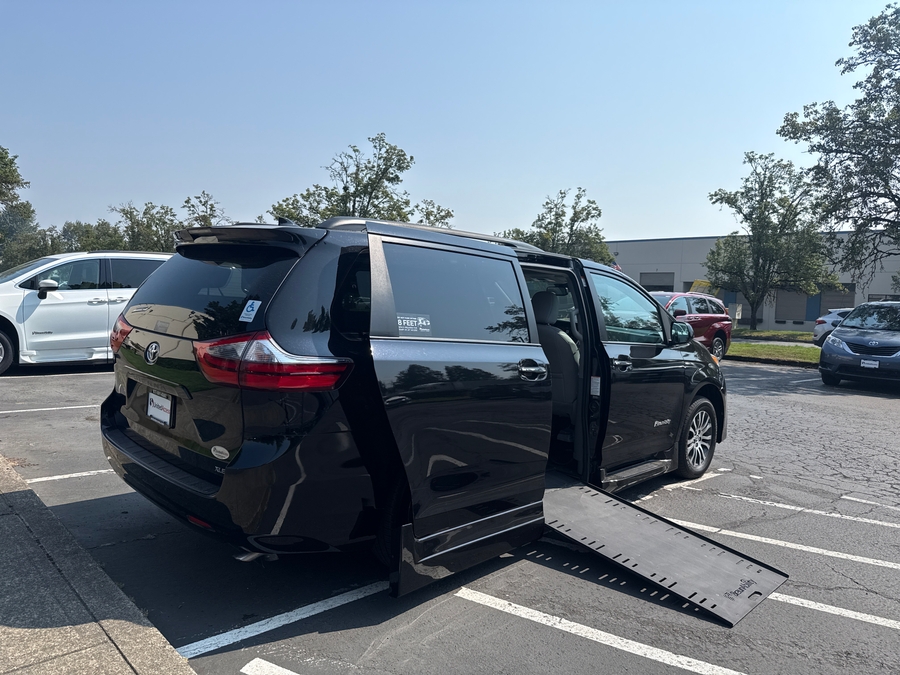 Used 2020 Toyota Sienna XLE Premium - BraunAbility Side Entry In Floor Automatic Ramp