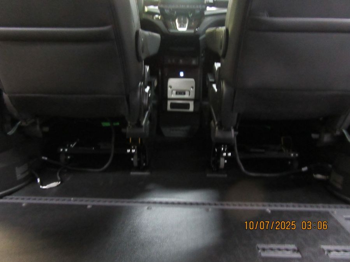 Black Honda Odyssey image number 20