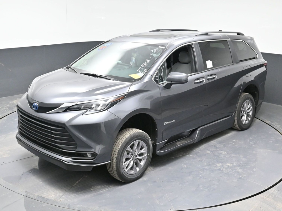 Grey Toyota Sienna image number 18