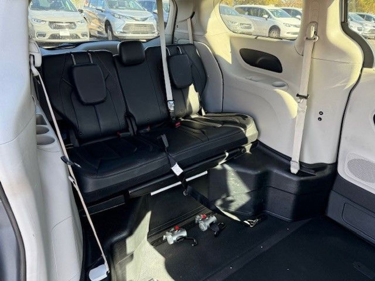 Silver Chrysler Pacifica image number 2