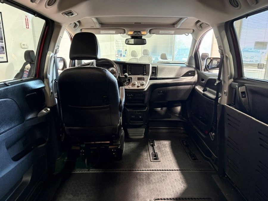 Used 2020 Toyota Sienna SE - BraunAbility Side Entry Fold Out Automatic Ramp