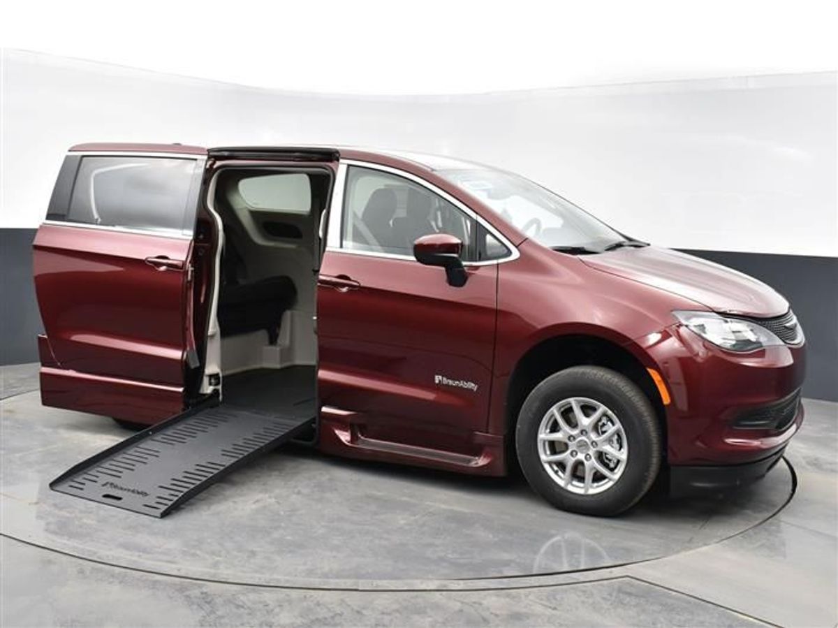 Used 2023 Chrysler Voyager LX's photo