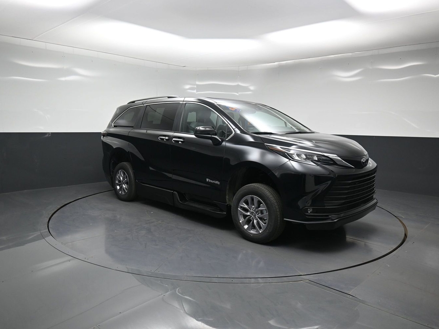 New 2026 Toyota Sienna Hybrid XLE Base - BraunAbility Side Entry Fold Out Automatic Ramp
