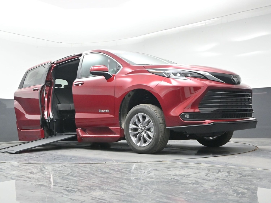 New 2026 Toyota Sienna Hybrid XLE Add - BraunAbility Side Entry Entry In Floor Automatic Ramp