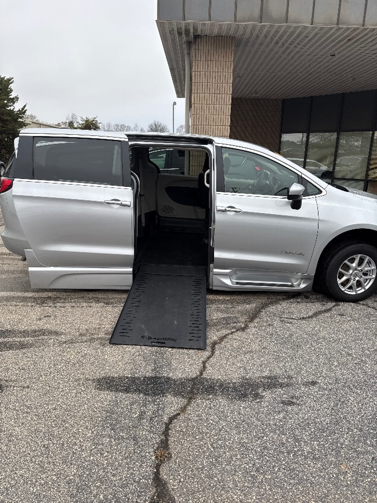 Used 2023 Chrysler Voyager LX's photo