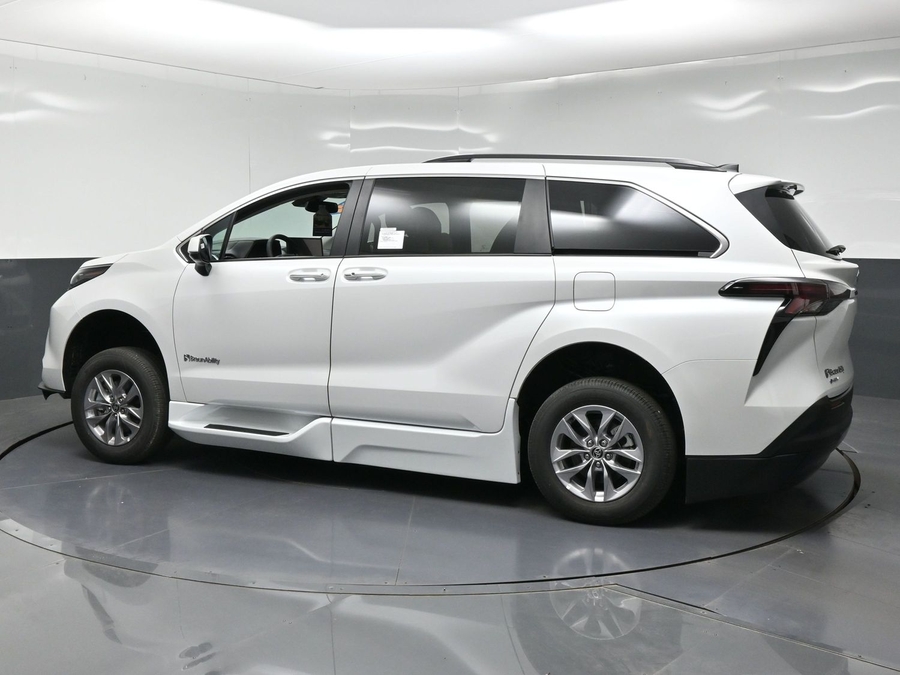White Toyota Sienna image number 3