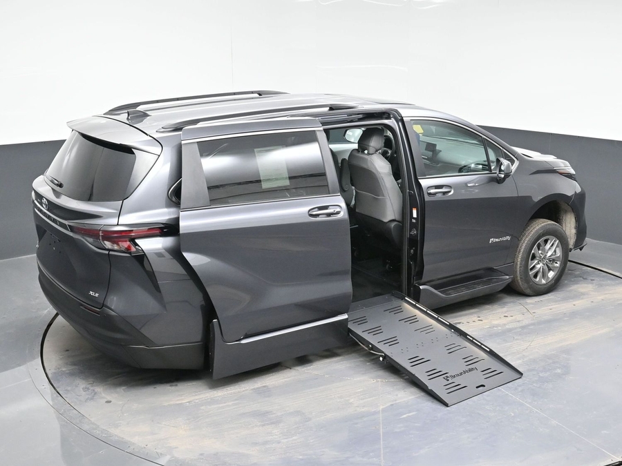 New 2025 Toyota Sienna Hybrid XLE Plus - BraunAbility Side Entry Entry Fold Out Automatic Ramp