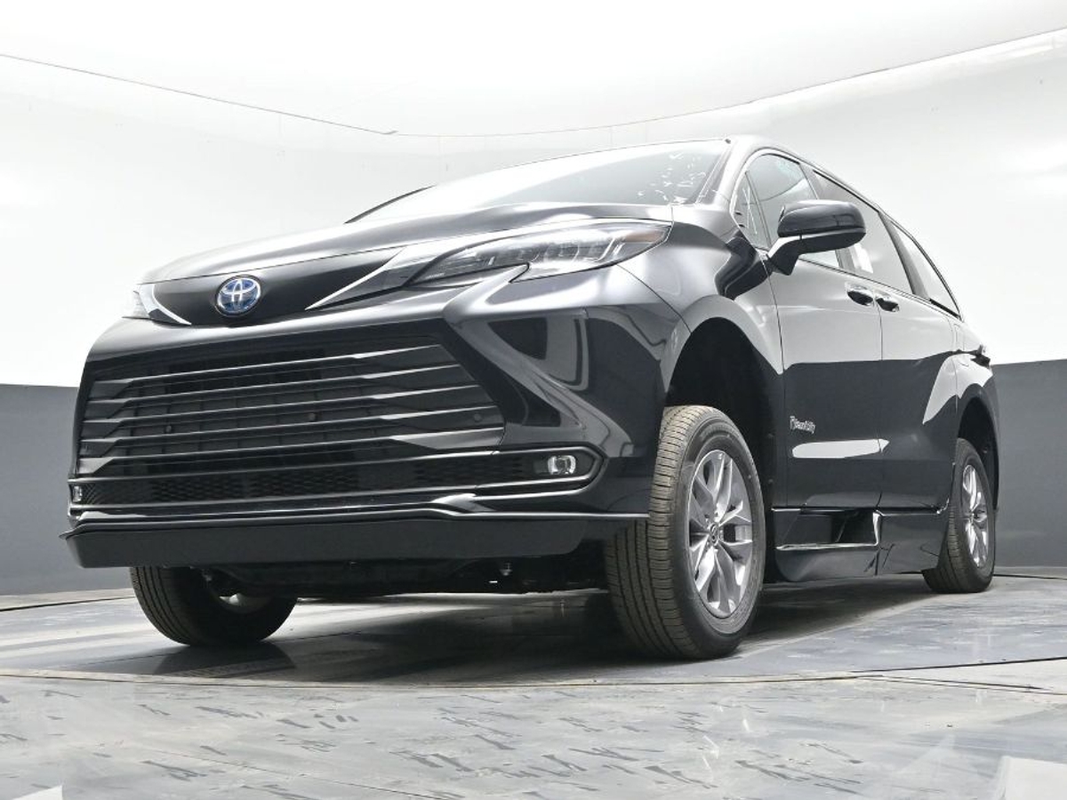 Black Toyota Sienna image number 19