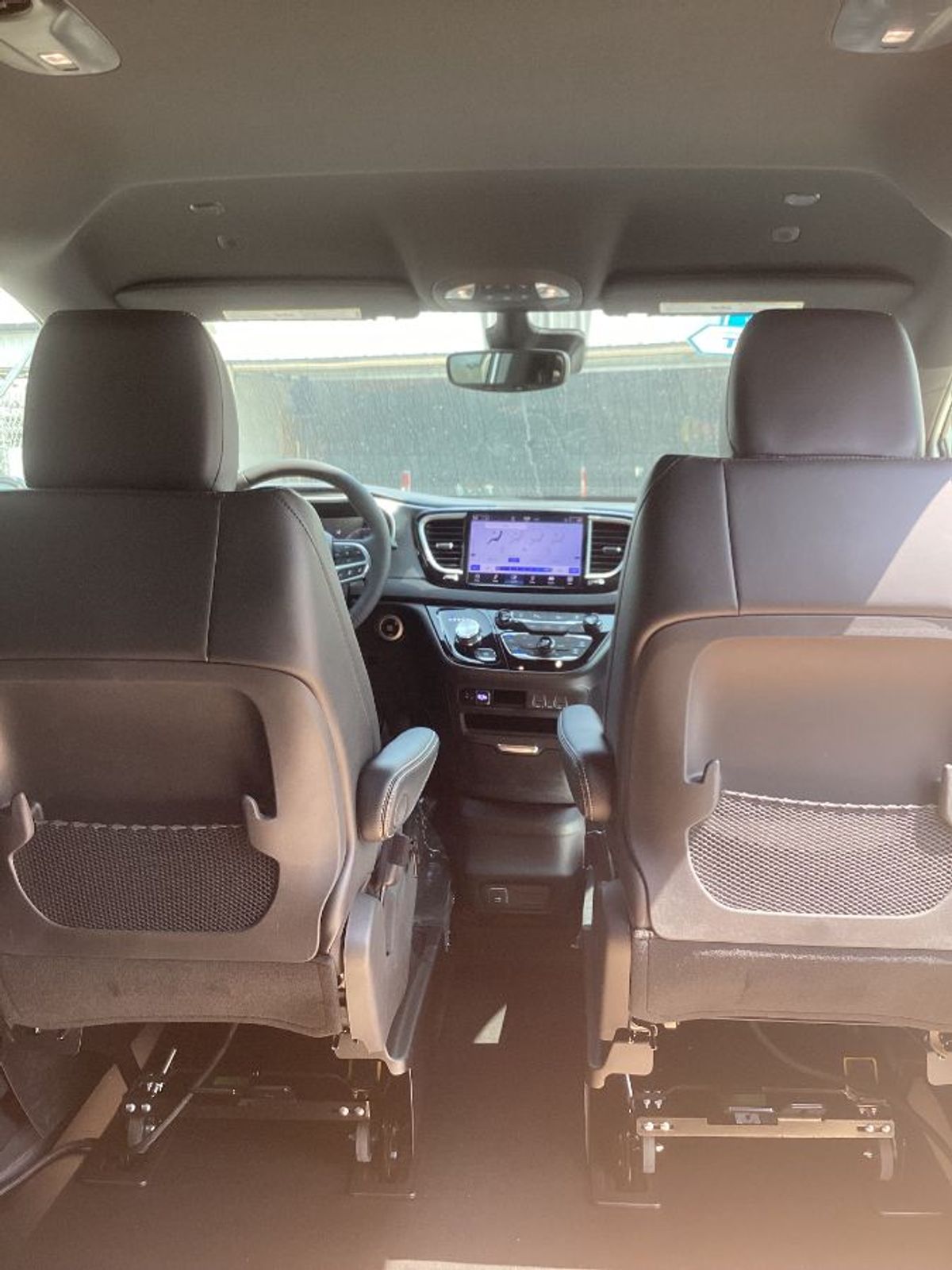 White Chrysler Voyager image number 9