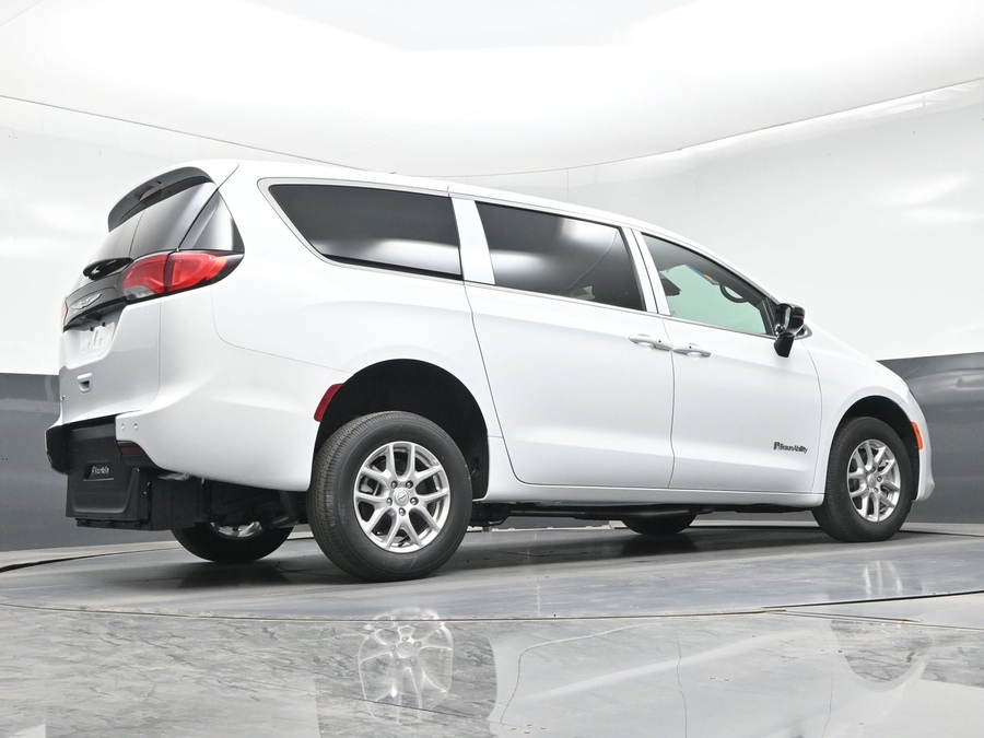 White Chrysler Voyager image number 23