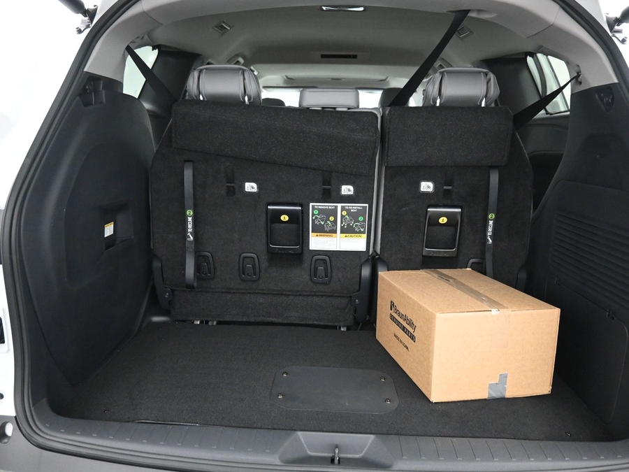 White Toyota Sienna image number 19
