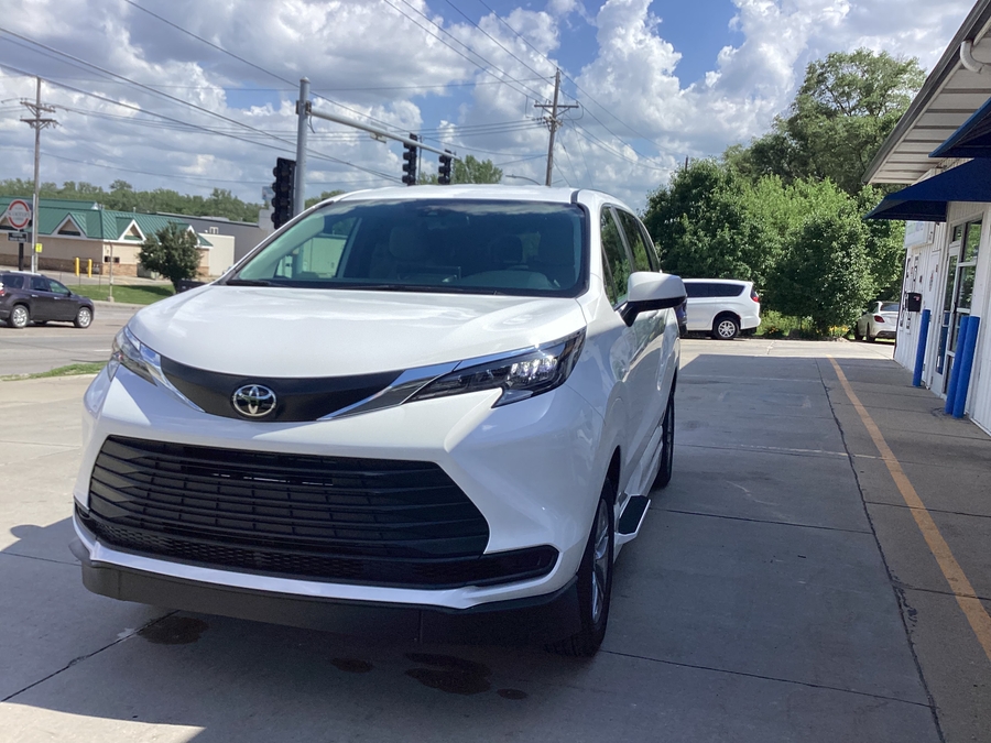 White Toyota Sienna image number 1