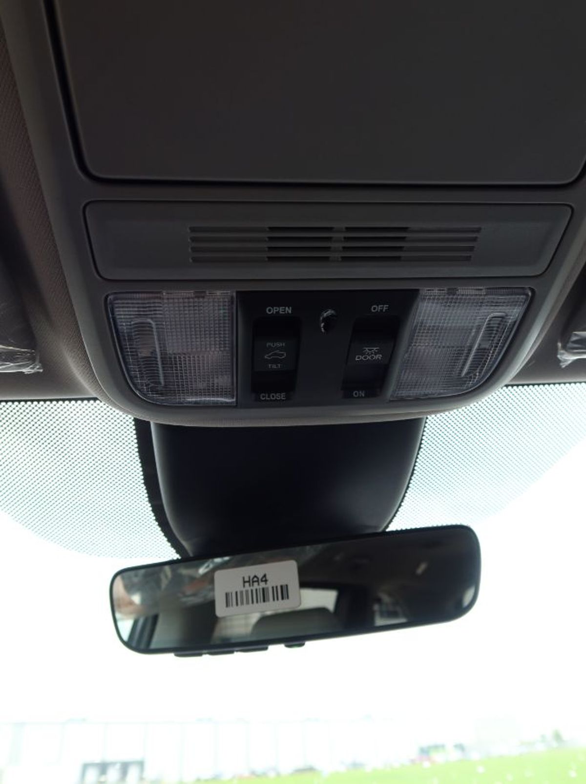 Grey Honda Odyssey image number 20