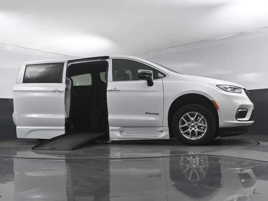 New 2025 Chrysler Pacifica Select Safety - BraunAbility Side Entry Entry Fold Out Automatic Ramp