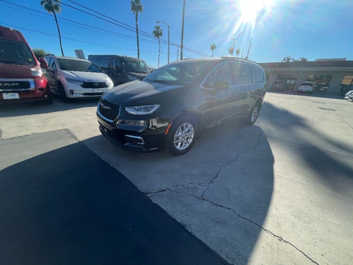 Black Chrysler Pacifica image number 13