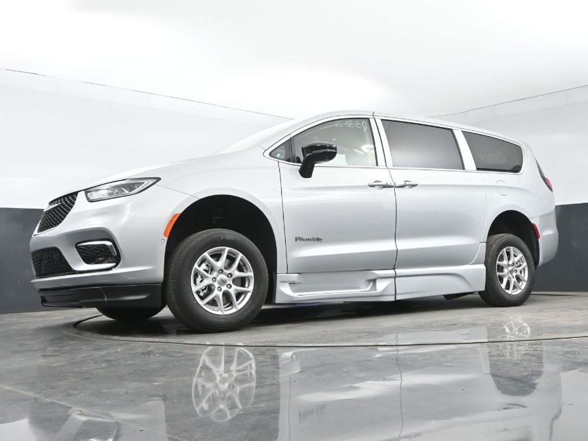 Silver Chrysler Pacifica image number 10