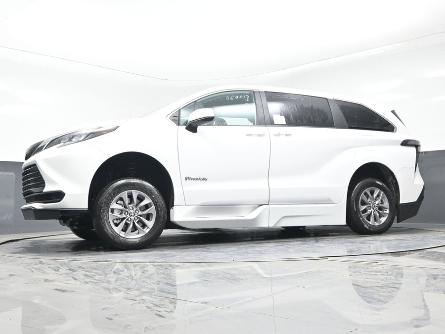 New 2026 Toyota Sienna Hybrid LE - BraunAbility Side Entry Entry Fold Out Automatic Ramp