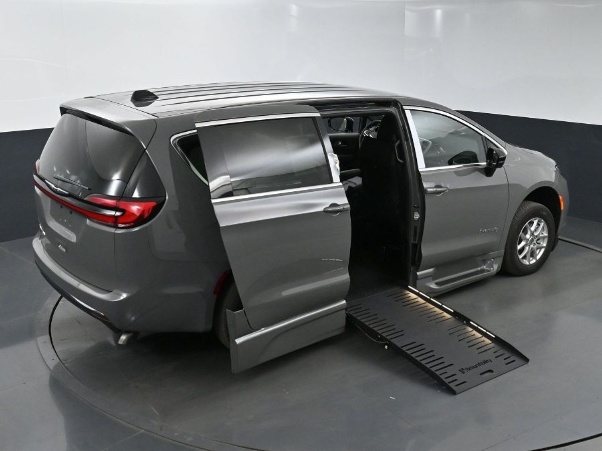 2025 CHRYSLER PACIFICA - Image 26