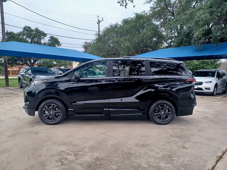 Black Toyota Sienna image number 7