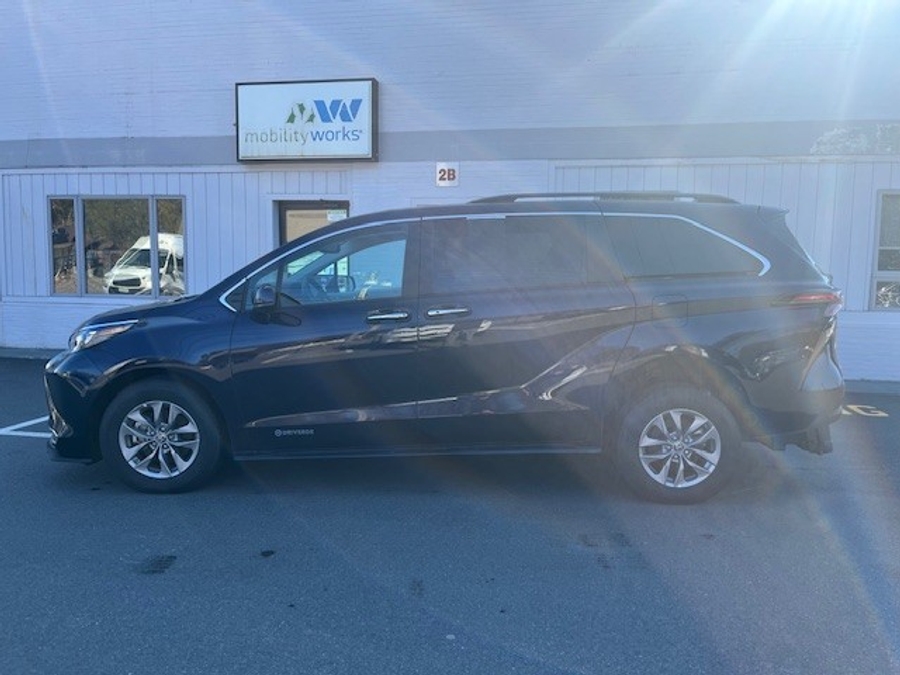Blue Toyota Sienna image number 1