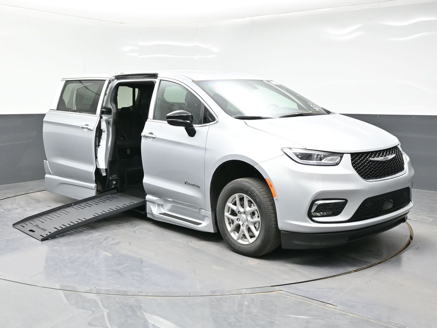Silver Chrysler Pacifica image number 18