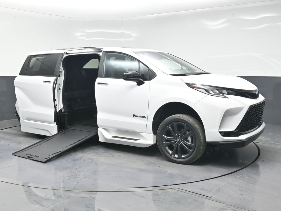 2025 Toyota Sienna XSE's photo